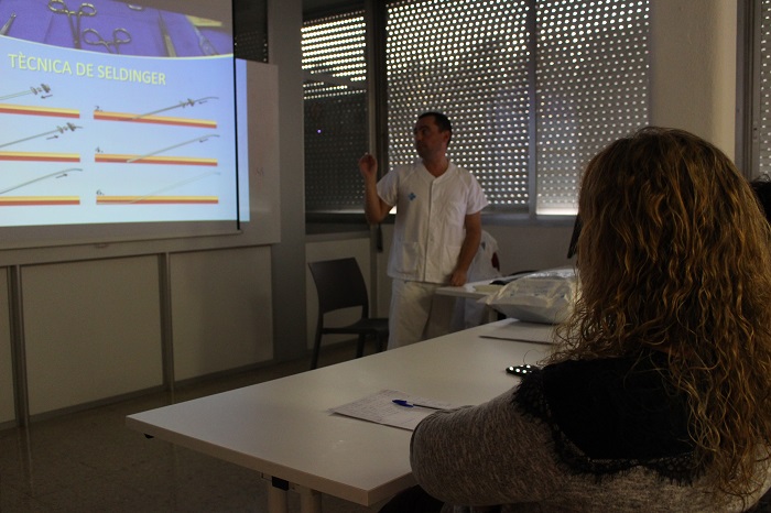 El professor explicant als alumnes, professionals d'infermeria