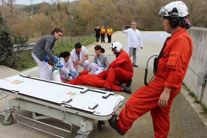 Sanitaris del Trueta atenen un dels pilots, que suposadament ha inhalat fum