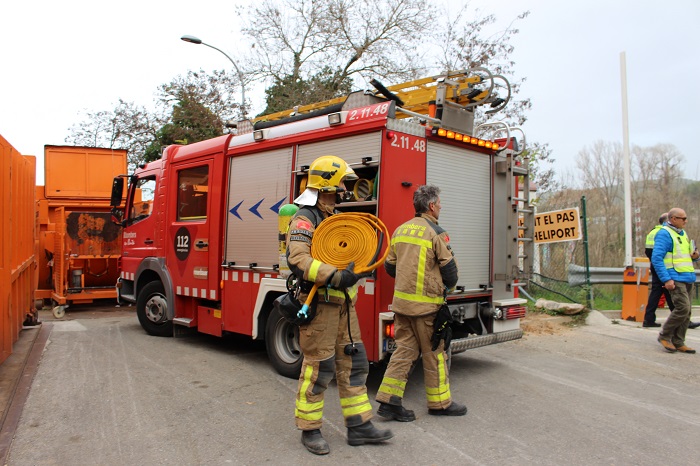 Arriben els Bombers per apagar el suposat incendi a l'helicòpter.