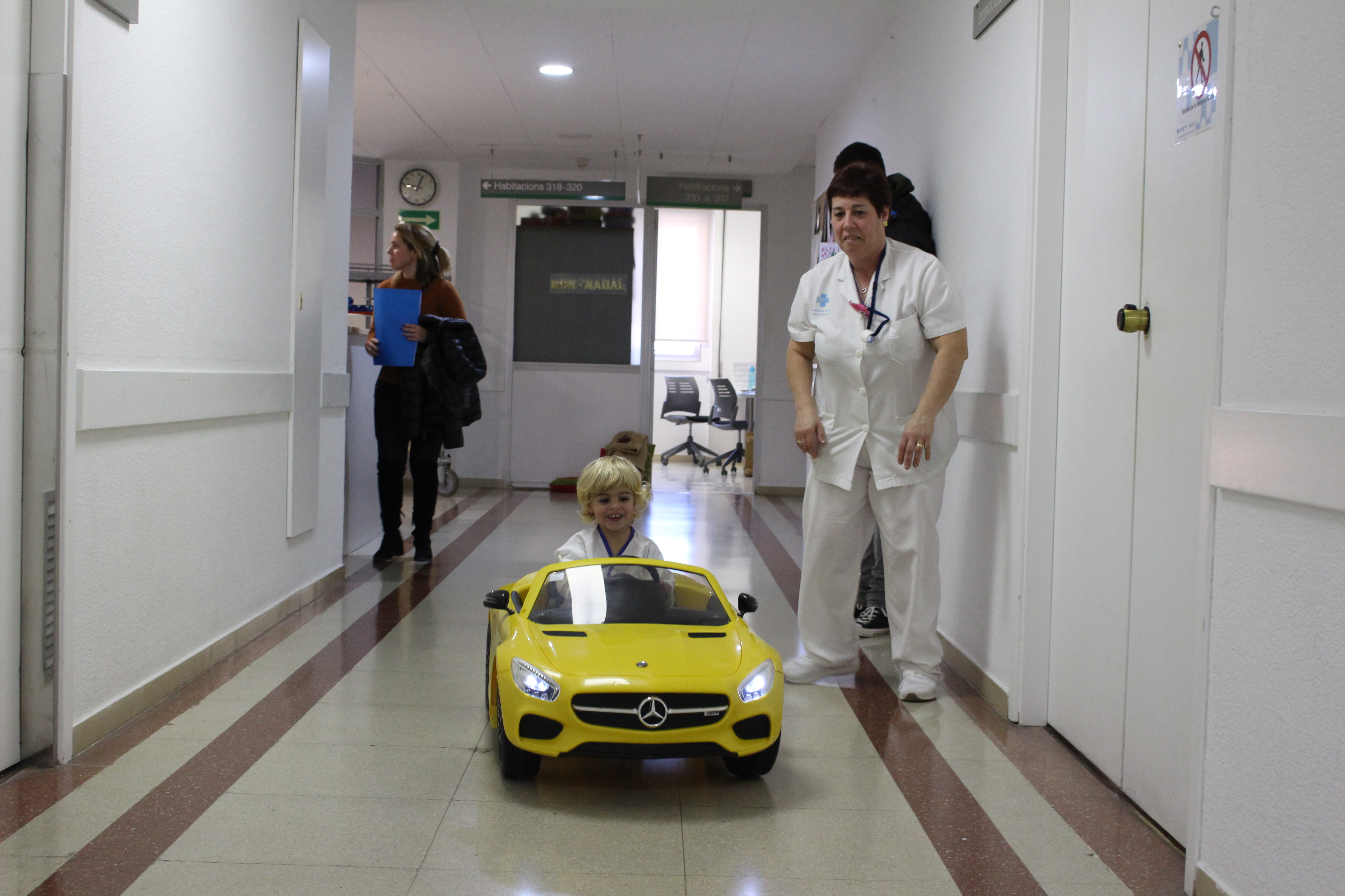 Un pacient pediàtric es dirigeix a quiròfan amb el cotxe elèctric