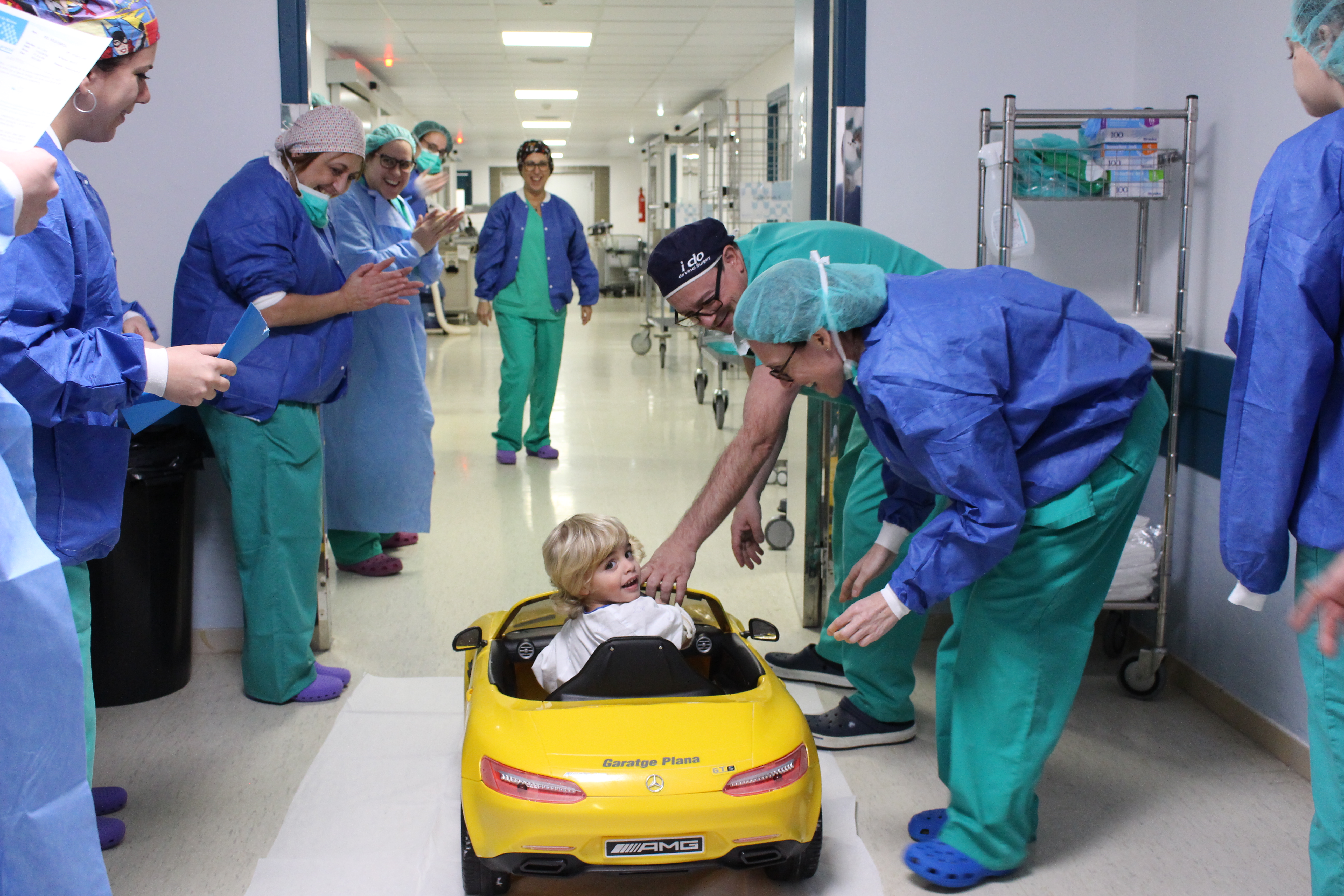 Un pacient pediàtric entrant a quiròfan amb el cotxe elèctric