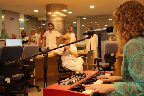 La cantant i pianista Glòria Vila Aymerich ofereix un miniconcert a la UCI del Trueta