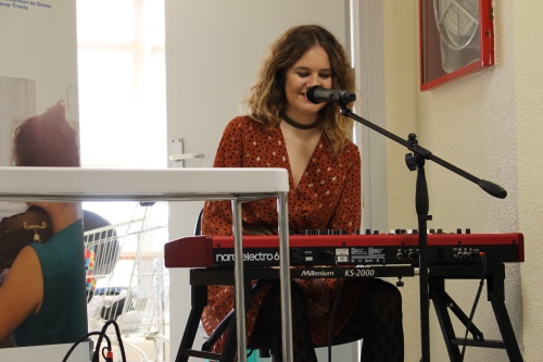 La cantant i pianista Glòria Vila Aymerich ofereix un miniconcert a la Unitat Coronària del Trueta