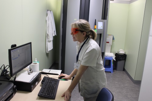 una infermera fa servir l'ordinador a la consulta on es troba la cabina de fototeràpia