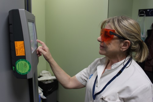 una infermera fa servir l'ordinador de la cabina de fototeràpia