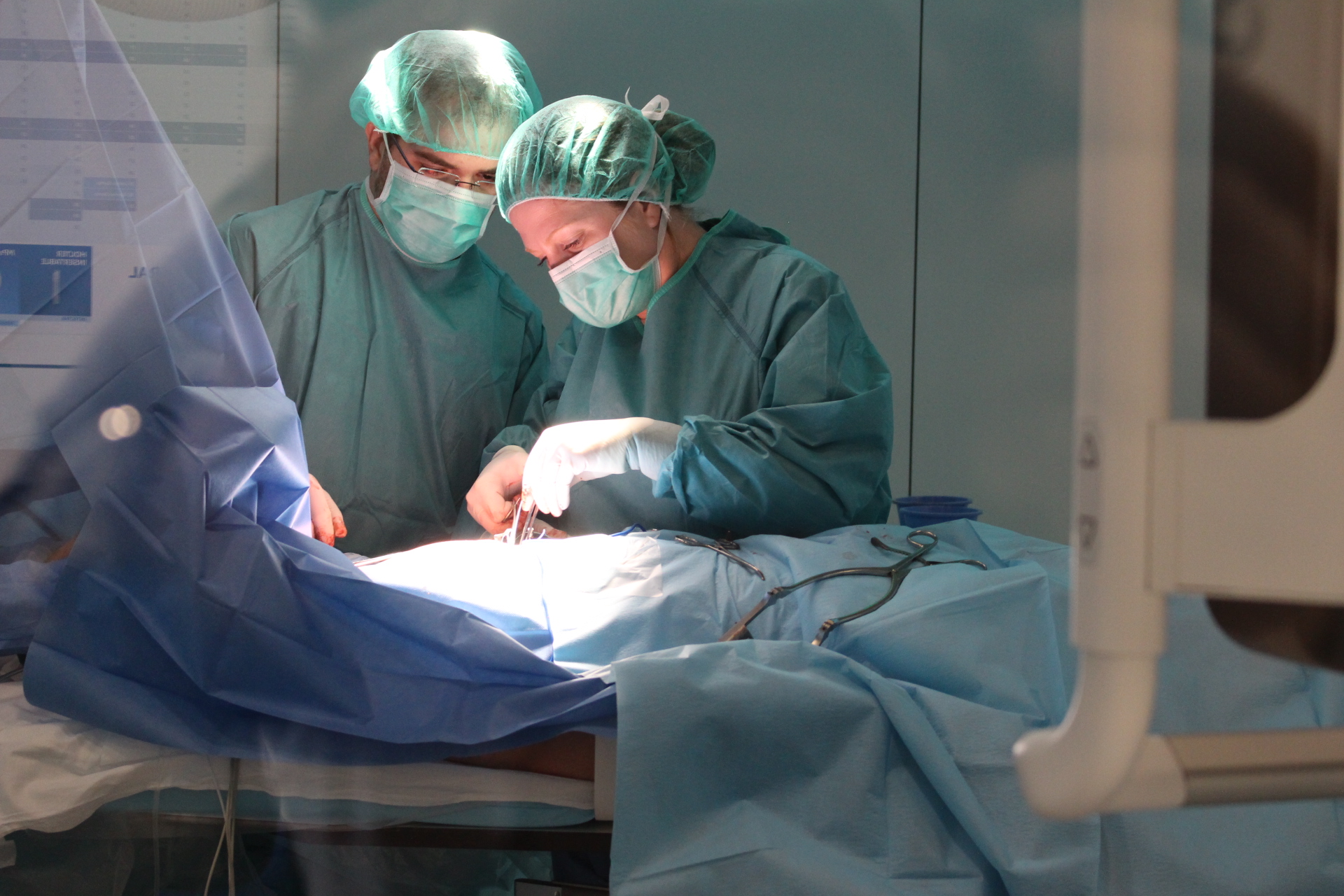 Professionals del Servei de Cardiologia implantant el primer desfibril·lador subcutani a un pacient