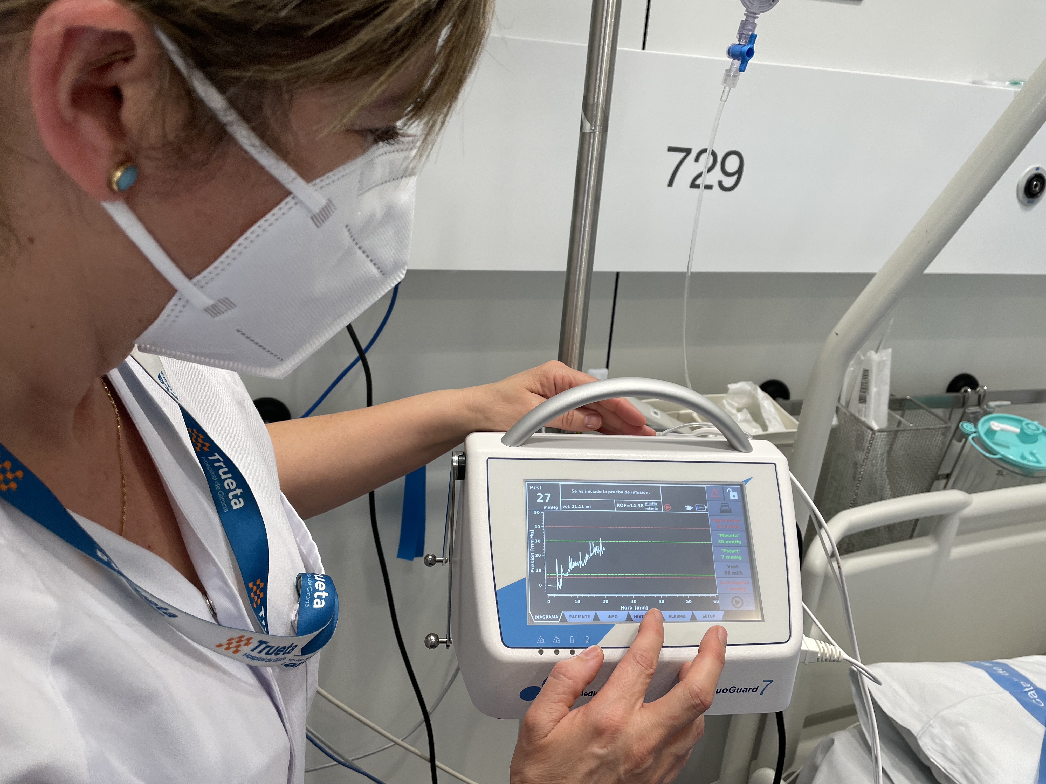 Una infermera controlant l'aparell a la planta de Neurocirurgia,