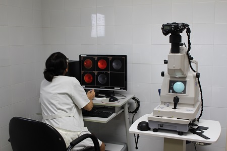 Professional examinant una retinografia.