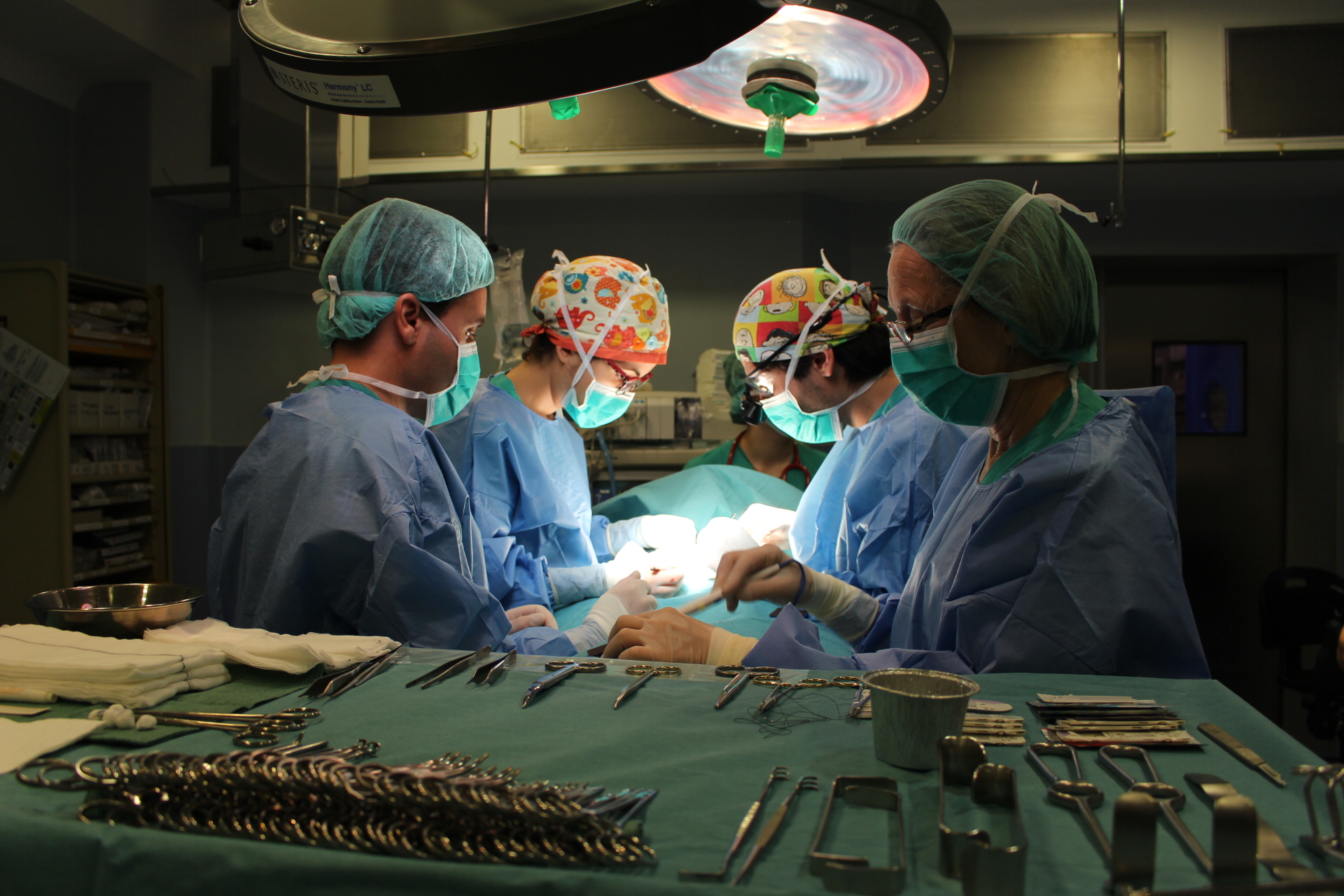 Foto de professionals del Servei de Cirurgia Pediàtrica del Trueta o el Santa Caterina intervenint