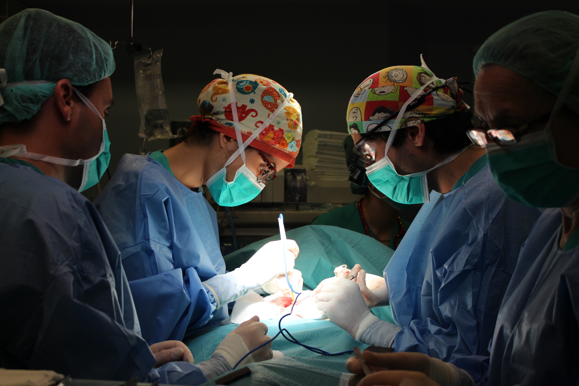 Foto de professionals del Servei de Cirurgia Pediàtrica del Trueta o el Santa Caterina intervenint