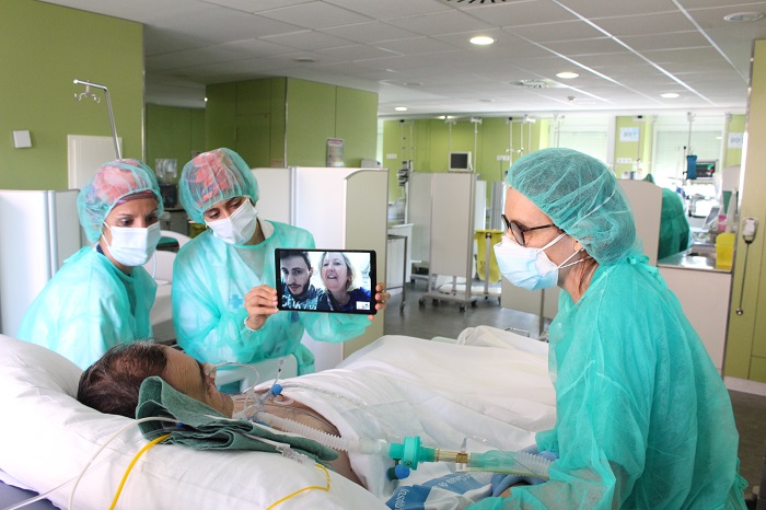 L'equip de suport psicològic fent una sessió de videotrucada amb un pacient