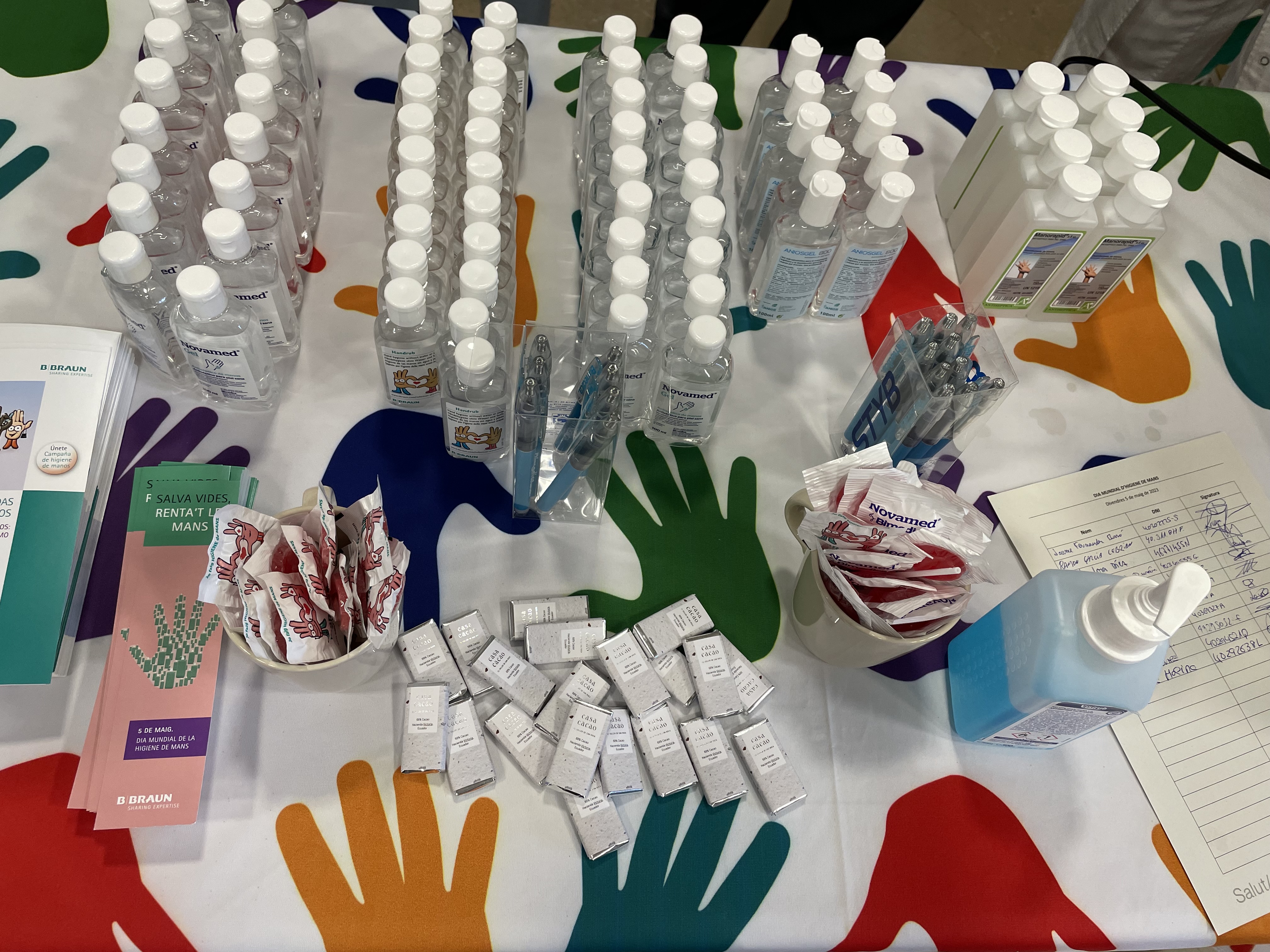 taula del taller d'higiene de mans al Trueta