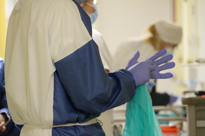 Netejant-se les mans després d'atendre un pacients al Servei de Pneumologia
