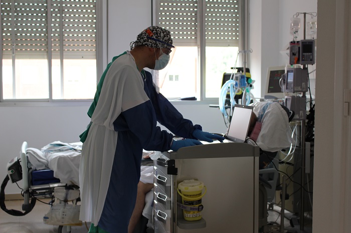 Un professional d'infermeria atenent un pacient