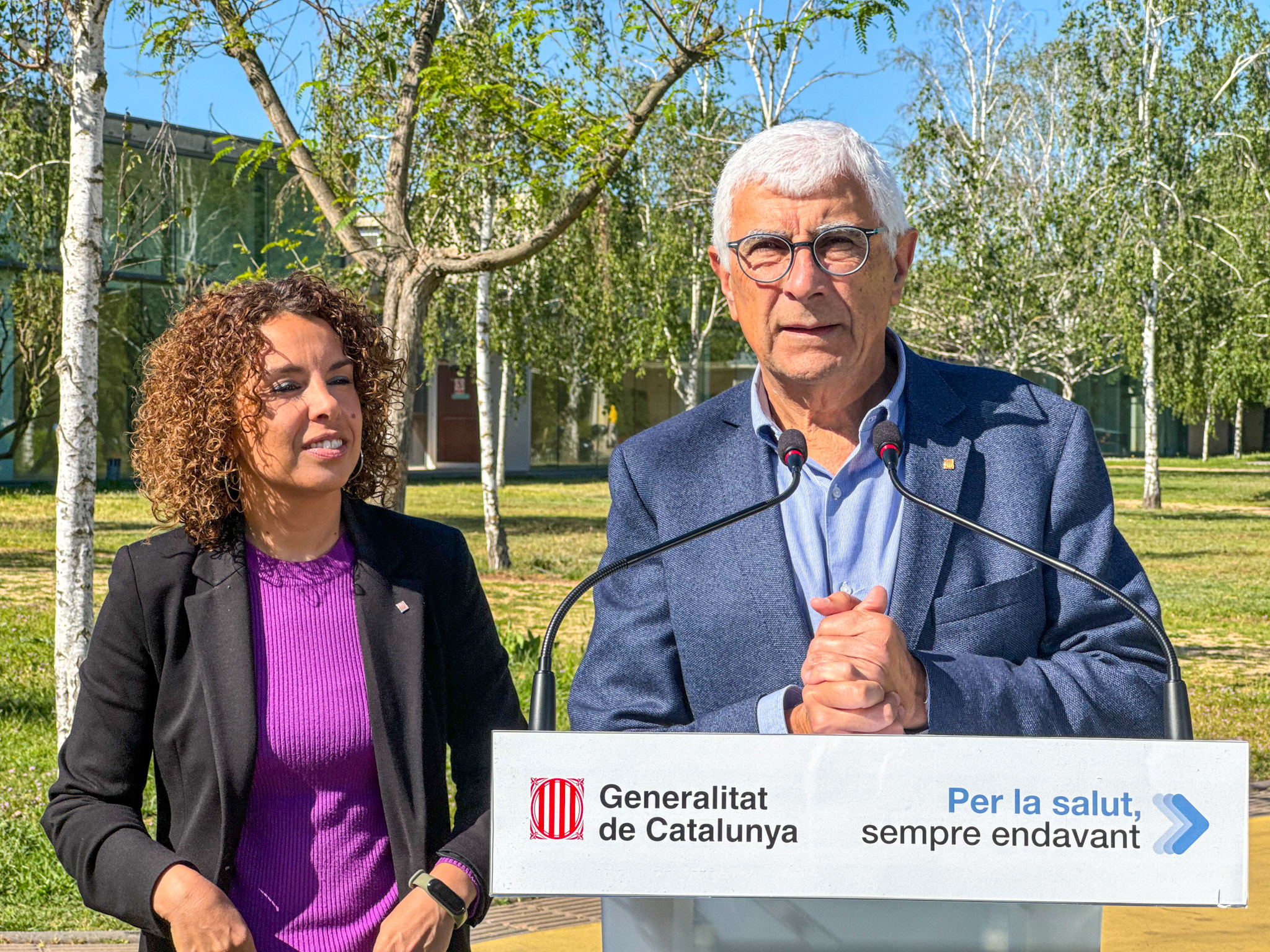 El Conseller i la delegada del Govern fent l'anunci.