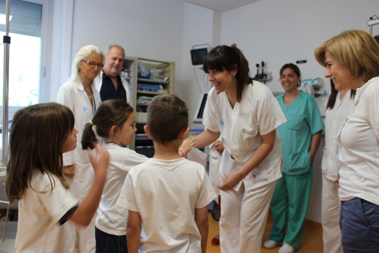 Un grup d'alumnes de P5 de l'escola Bell·lloc del Pla de Girona fan entrega de la Buzzy