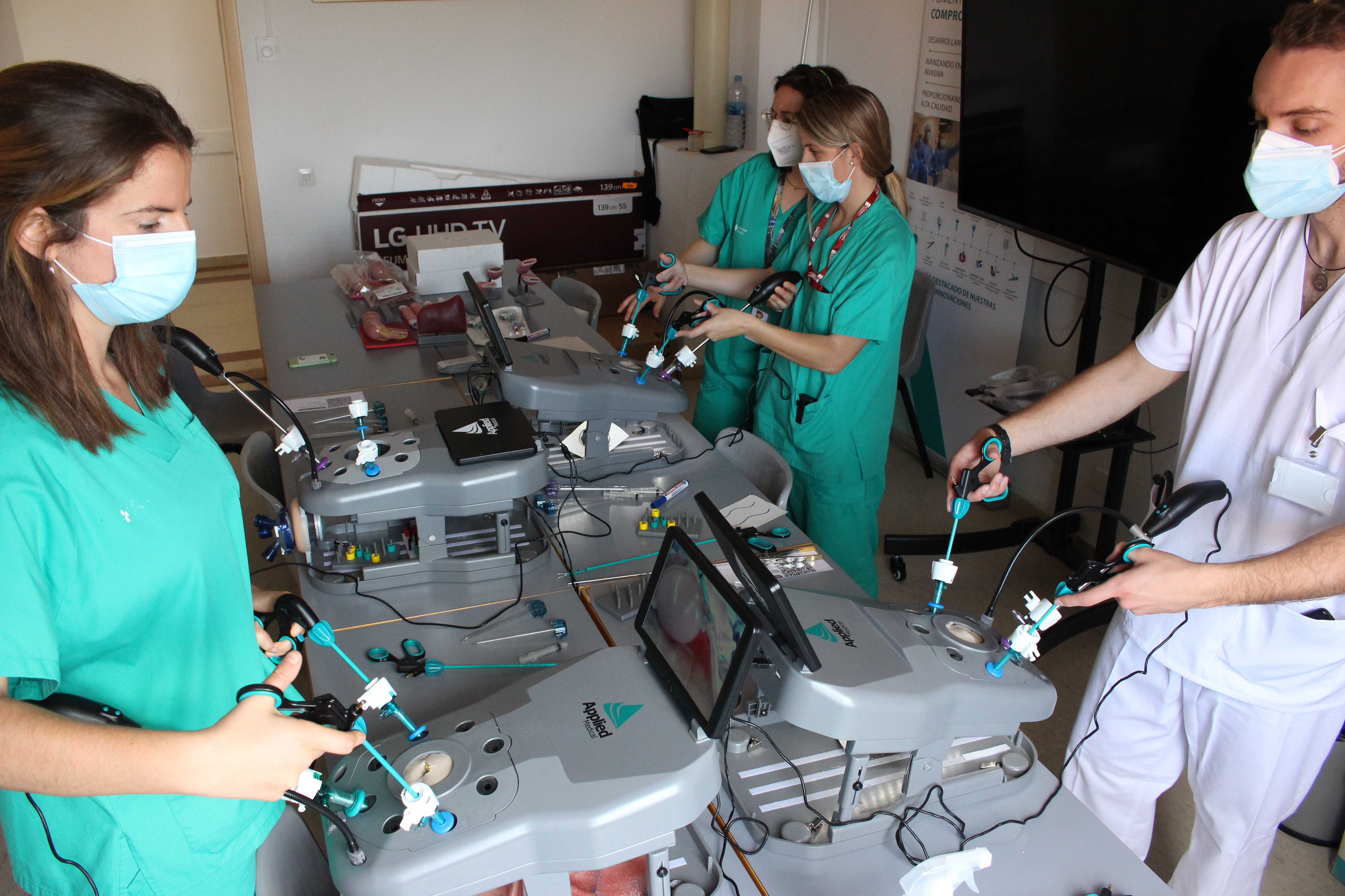 Residents del Trueta fent pràctiques de laparoscòpia