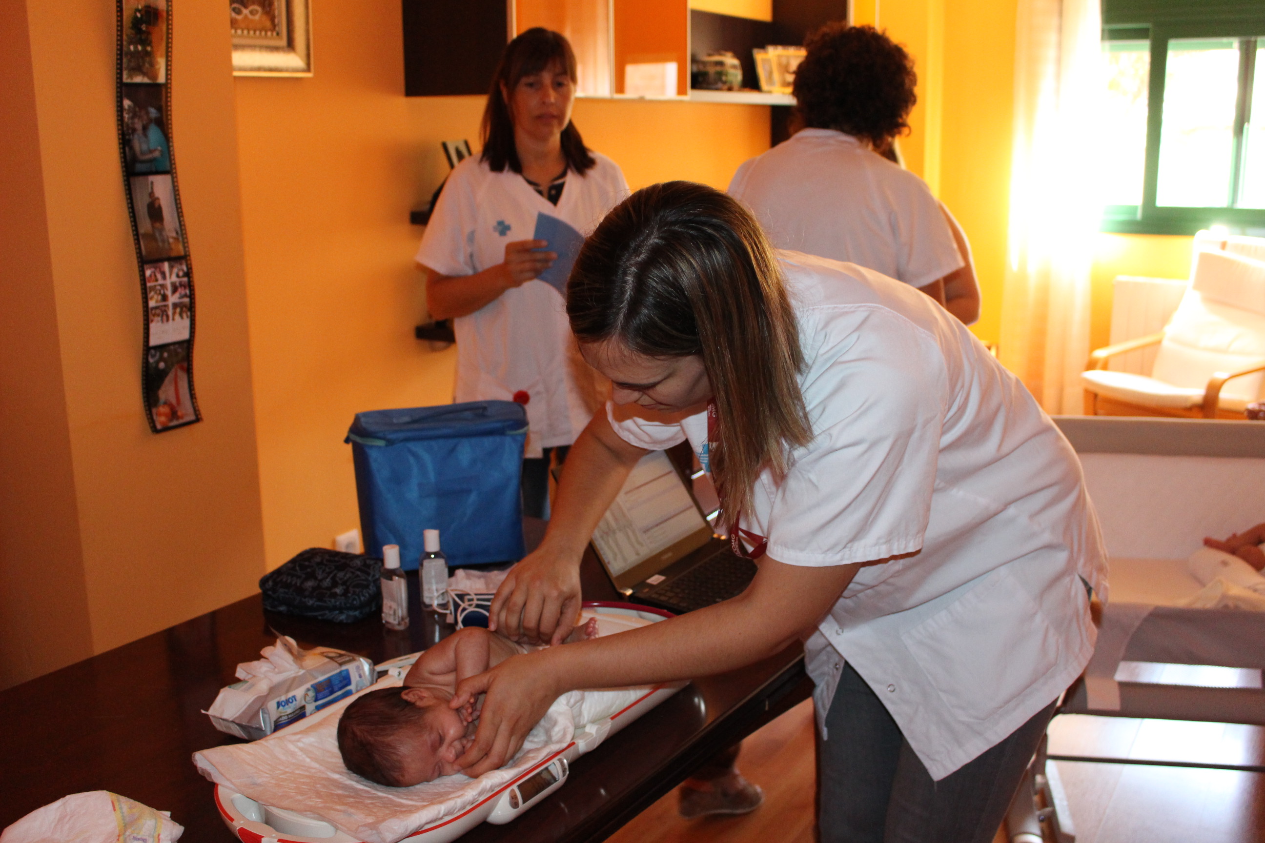 Professionals de la Unitat de Neonatologia en el programa d'hospitalització domiciliària per a nadons prematurs