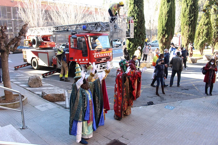 Els Reis de l'Orient amb el camió dels Bombers darrere