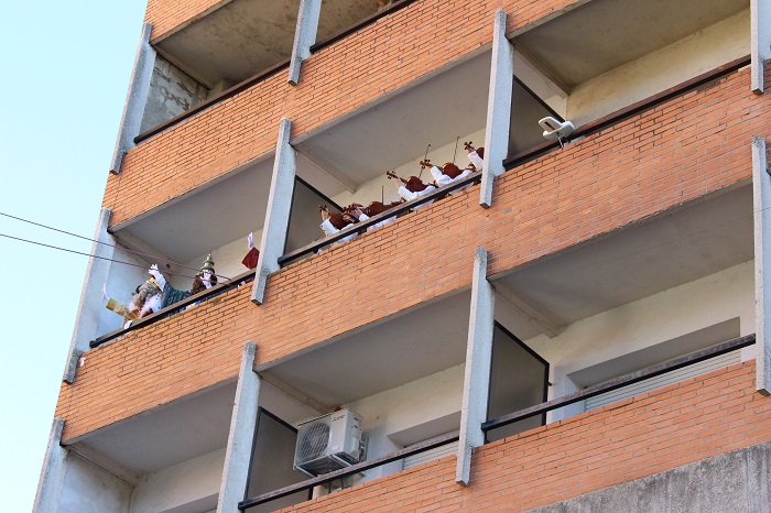 Els Reis mirant els regals, mentre els patges músics animen la festa