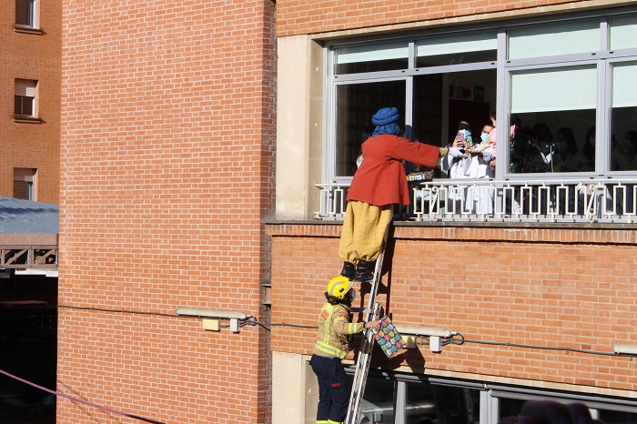 Els patges lliuren els regals, ajudats pels bombers i una escala