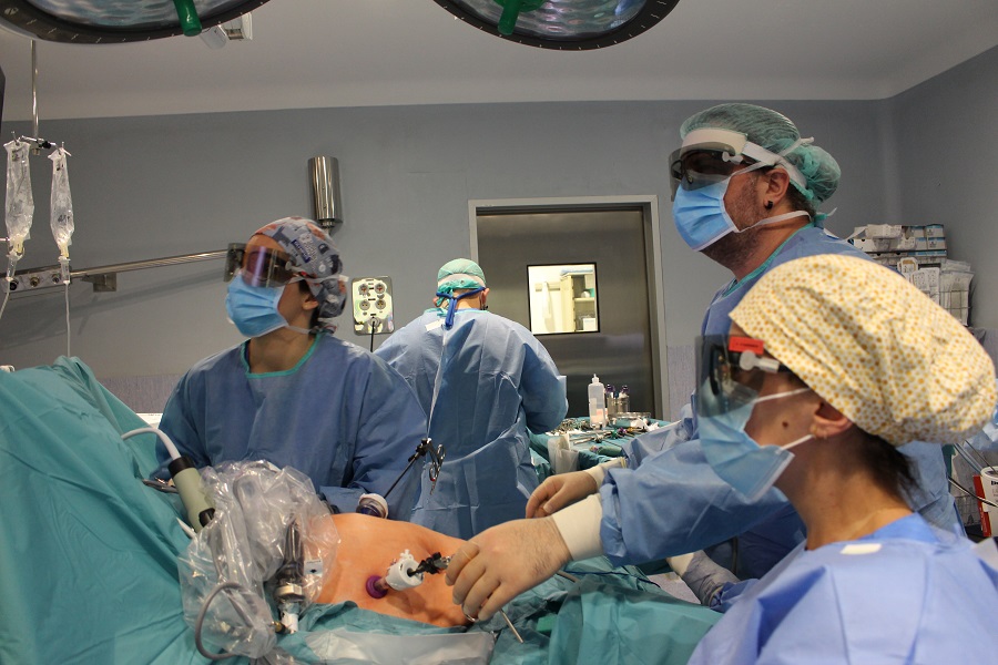 L'equip de cirurgians hepàtics durant una intervenció quirúrgica.