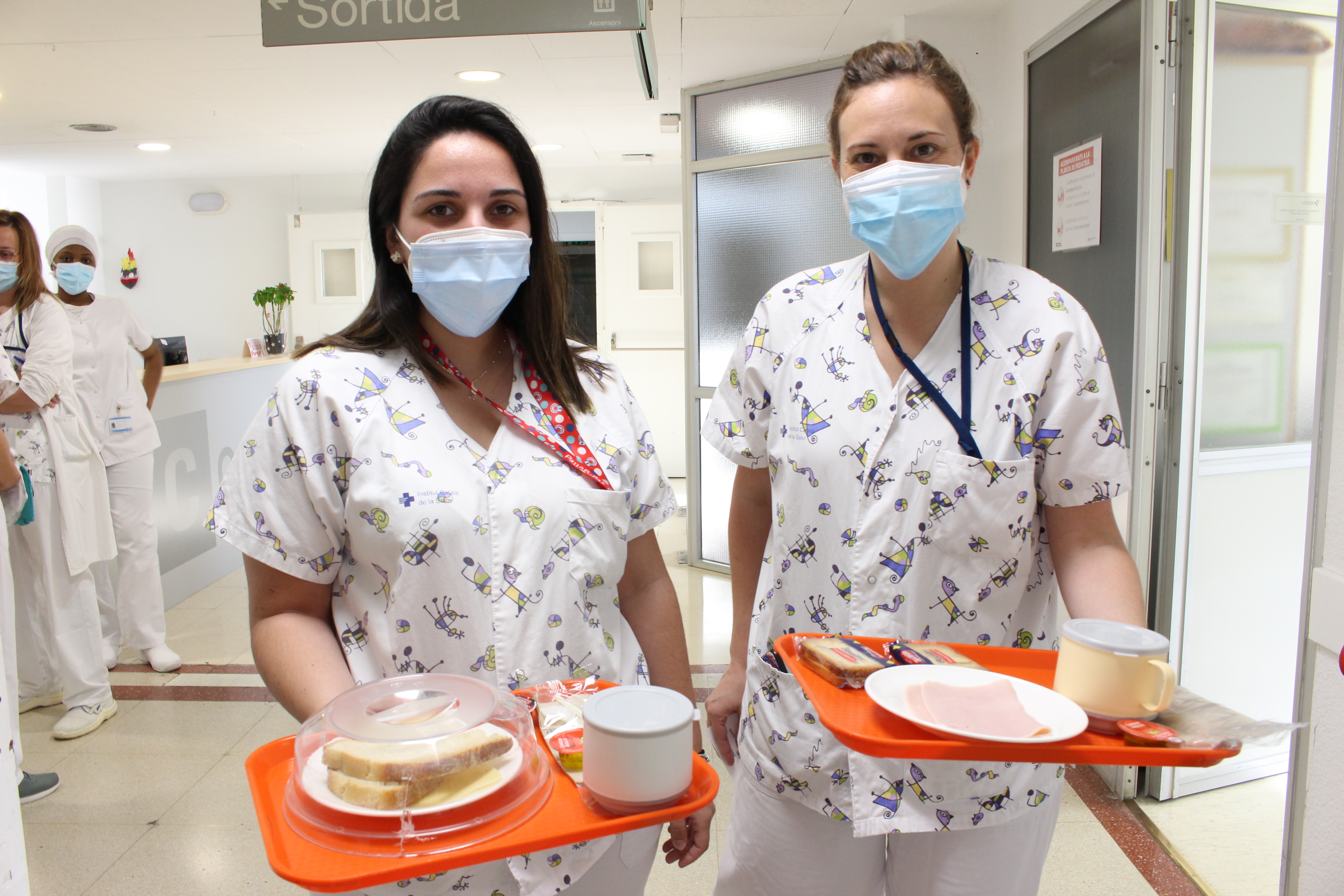 Personal de la Planta de Pediatria a punt de repartir els esmorzars entre els infants ingressats.