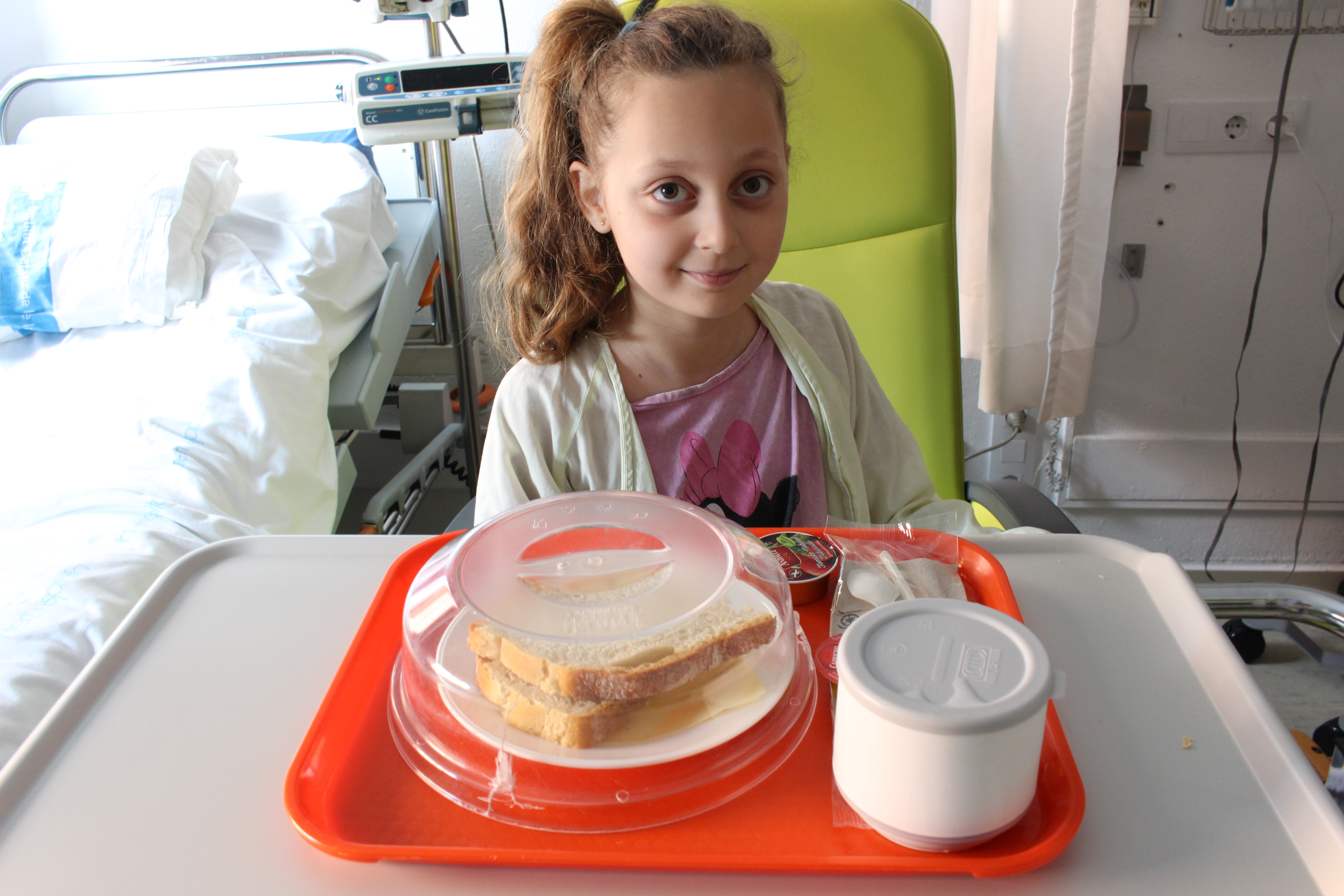 Una nena ingressada a Pediatria a punt d'esmorzar.