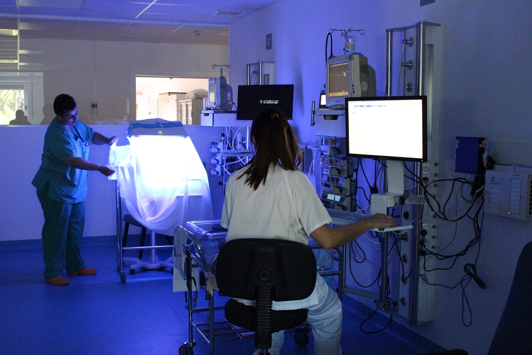 Professionals en la nova àrea de Medicina Intensiva Pediàtrica i Neonatal de l’Hospital Dr. Josep Trueta de Girona.