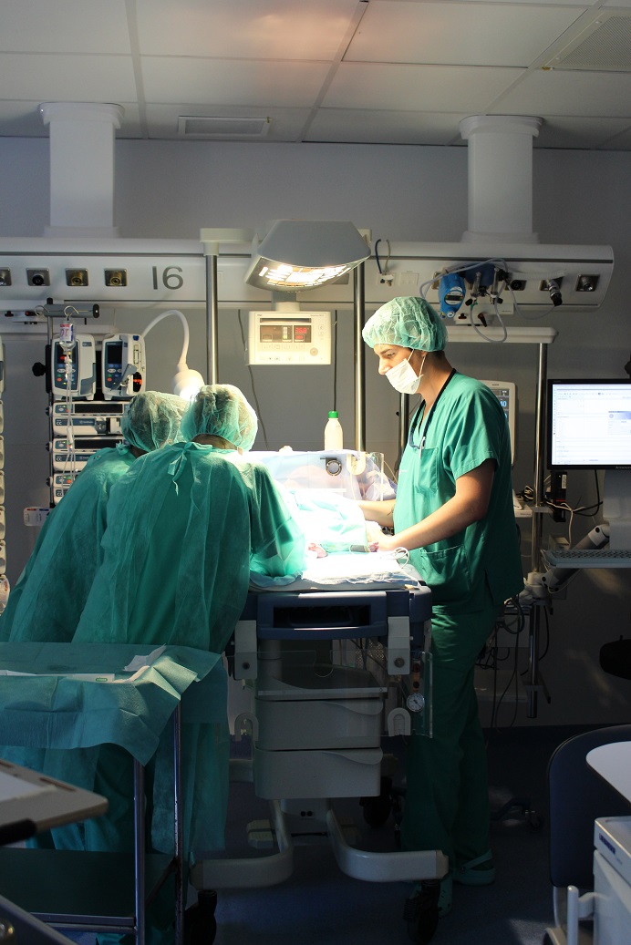 Professionals en la nova àrea de Medicina Intensiva Pediàtrica i Neonatal de l’Hospital Dr. Josep Trueta.
