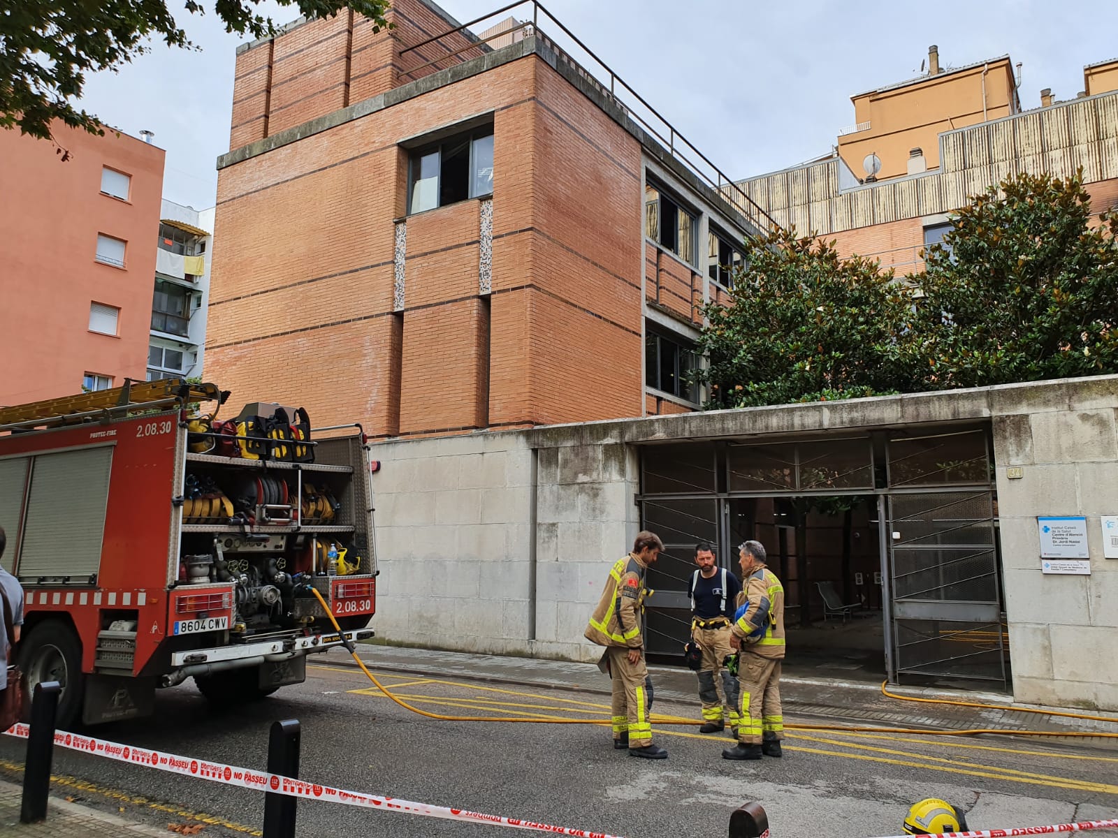 Un dels camions de Bombers davant el CAP amb tres professionals