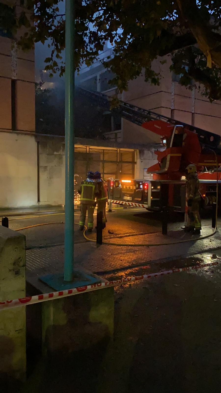 Un moment de l'extinció de l'incendi al CAP Jordi Nadal de Salt