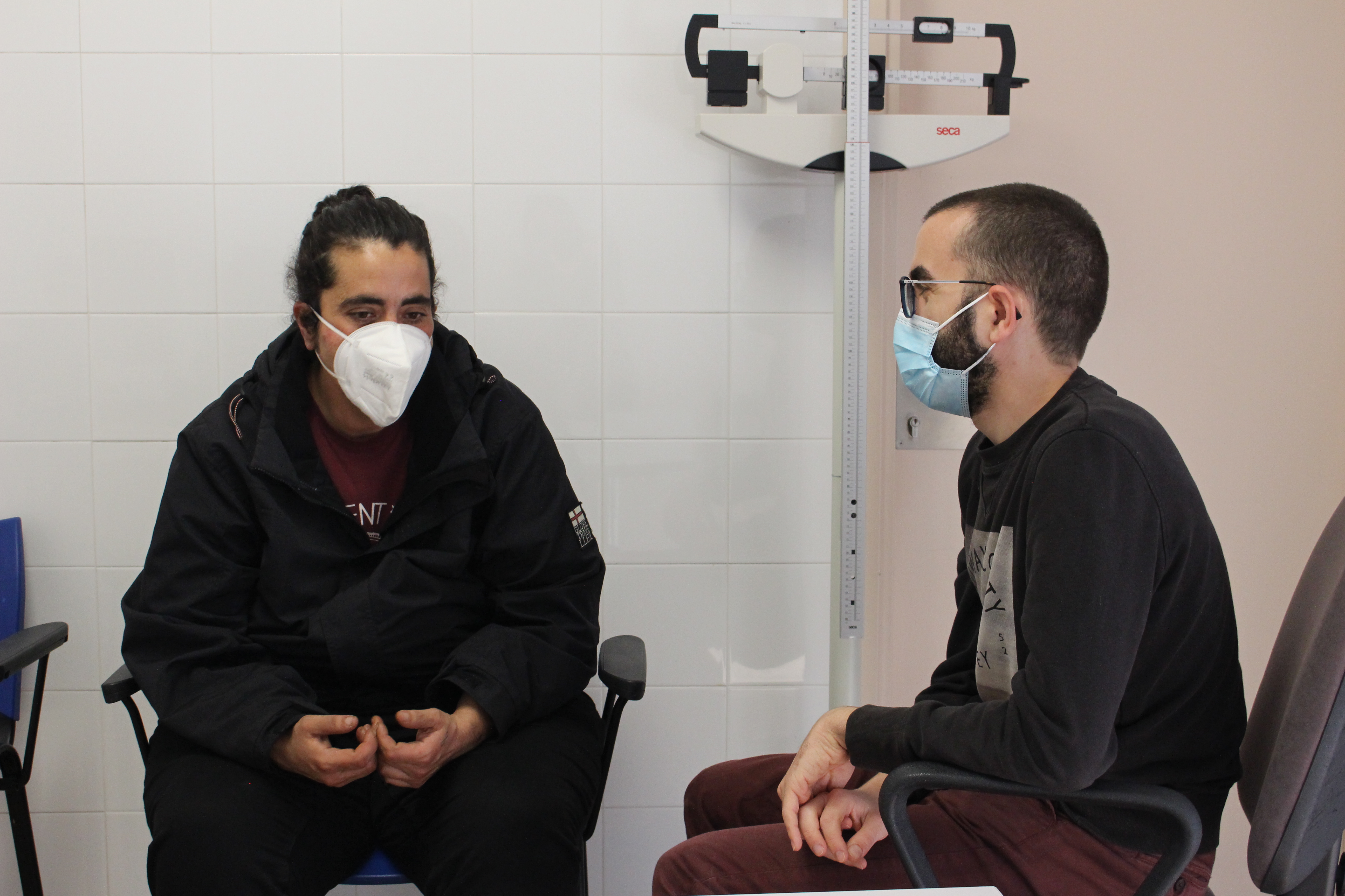 L'Àlex (esquerra), durant una visita amb l'endocrinòleg de la Unitat Trànsit de Girona