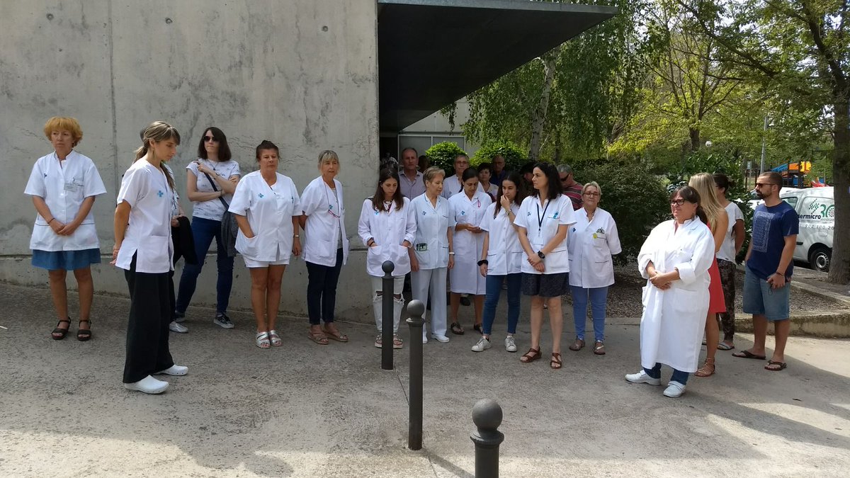 Foto en grup de professionals del CAP Montilivi, fent un minut de silenci en suport a les víctimes de l'atemptat ocorregut a la Rambla de Barcelona.
