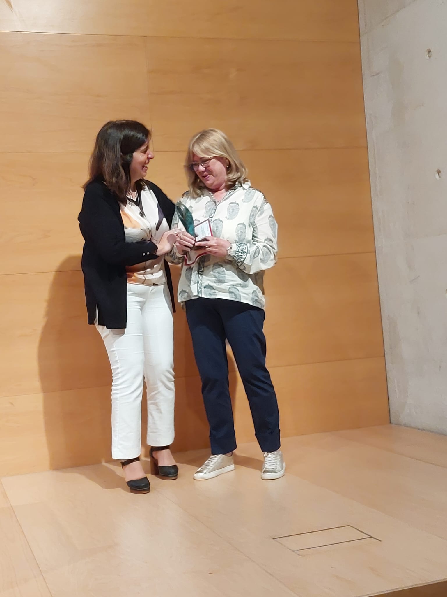 La presidenta de l'Acadèmia, Carme López, entregant el guardó a la Dra. Montse Motjé