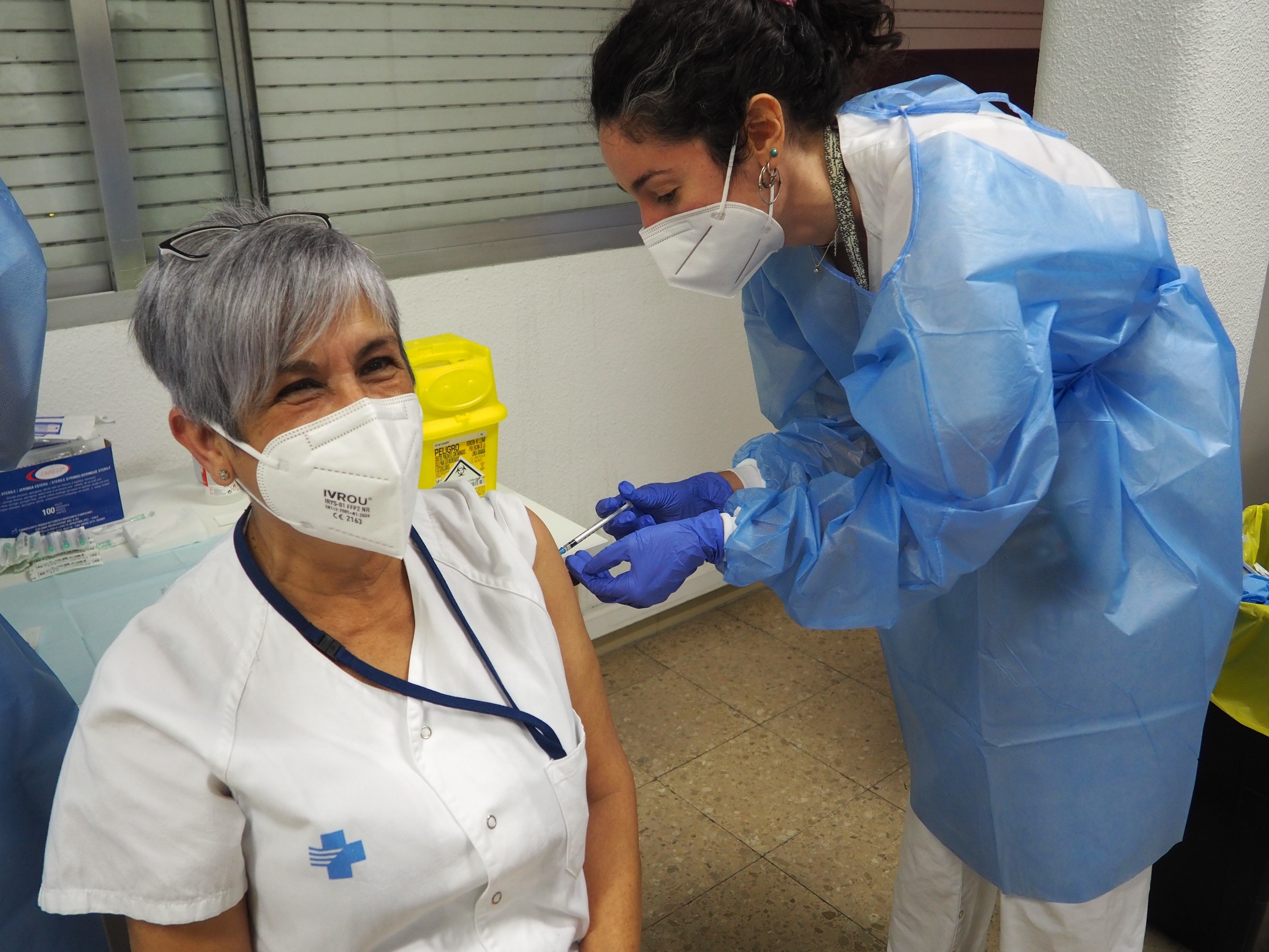 Una treballadora del Trueta rep la primera dosi de la vacuna