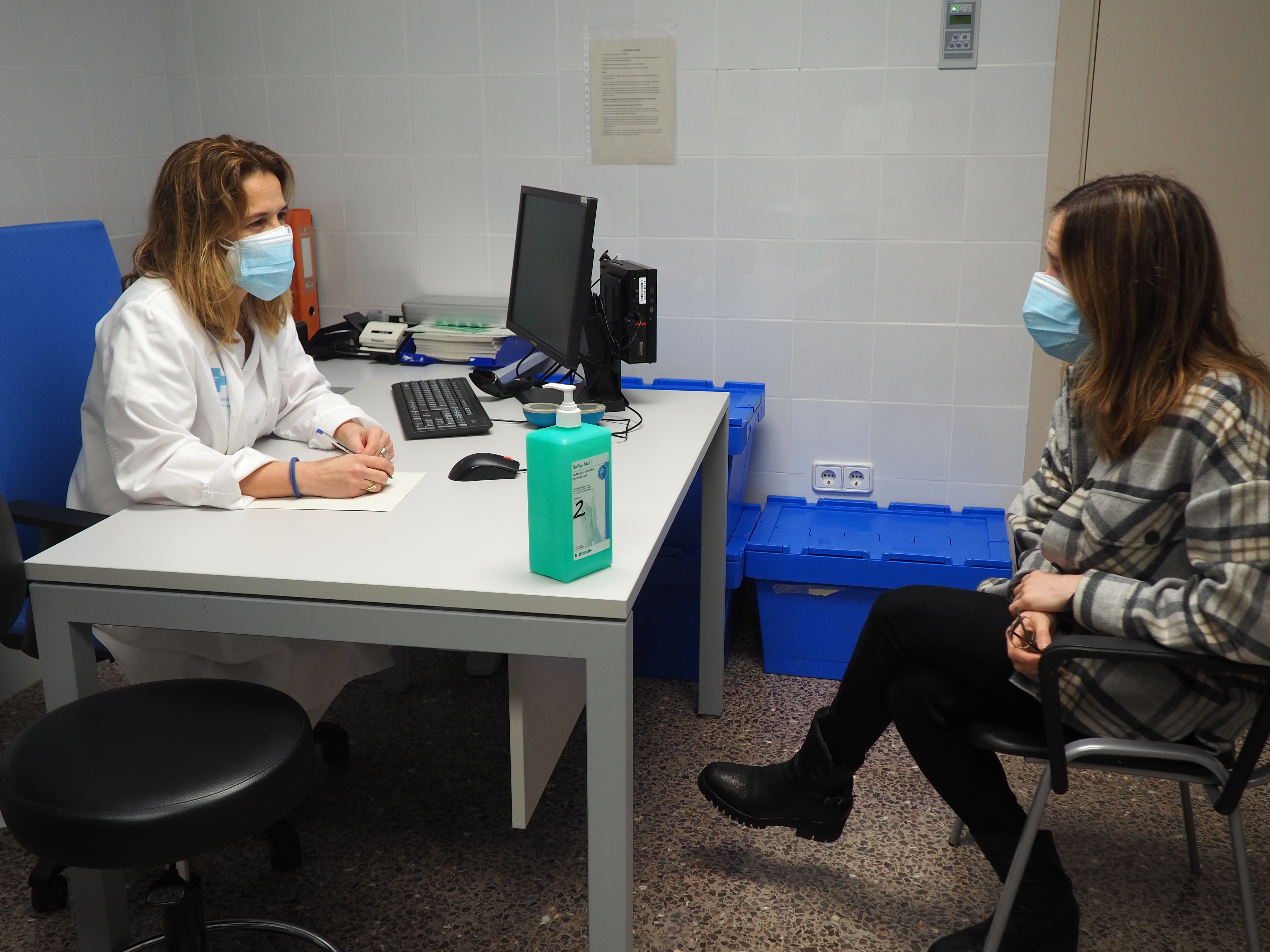 Una ginecòloga conversa amb una pacient abans de la visita