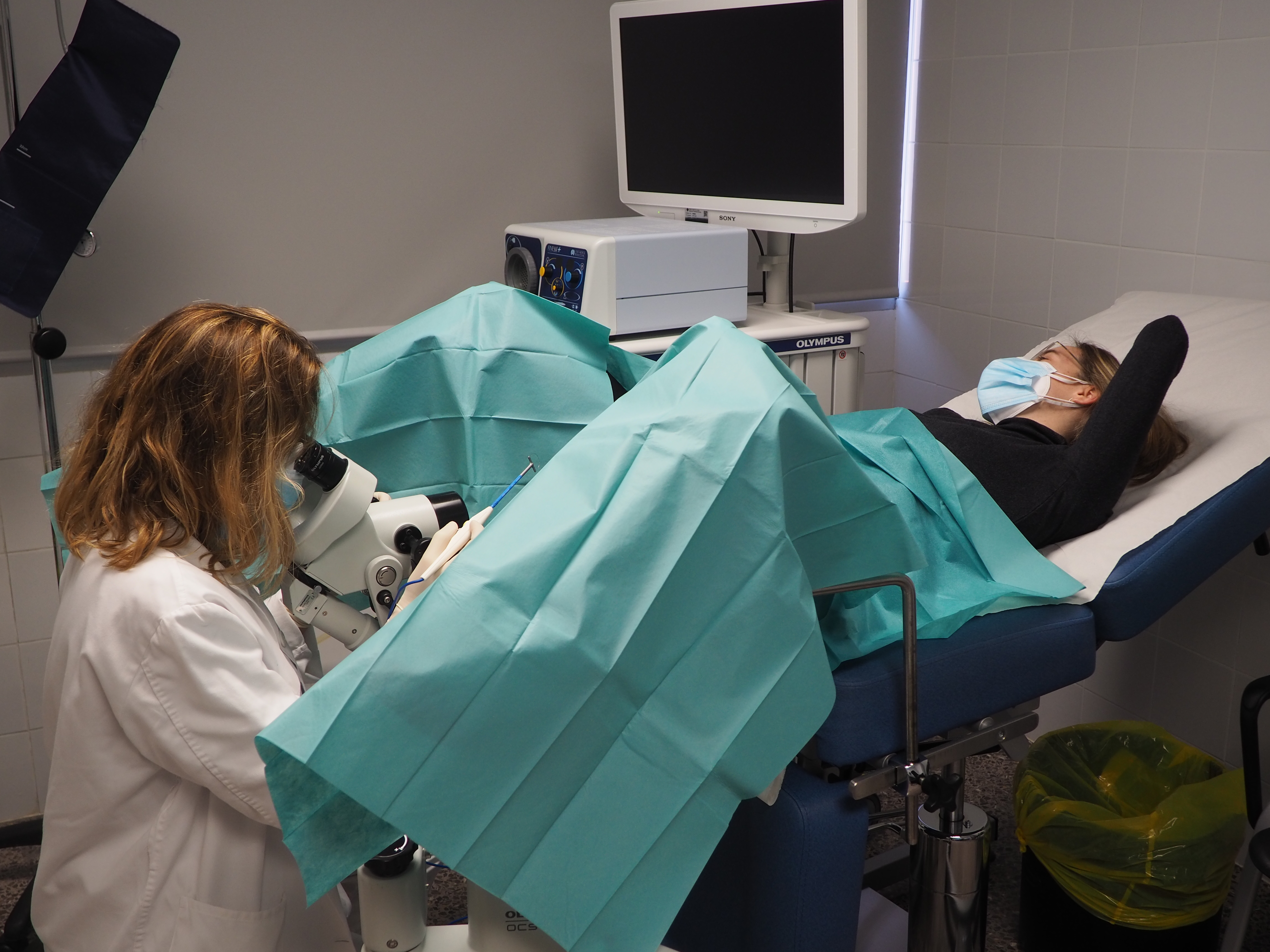 Una ginecòloga especialista en patologia cervical es disposa a fer una intervenció a una pacient