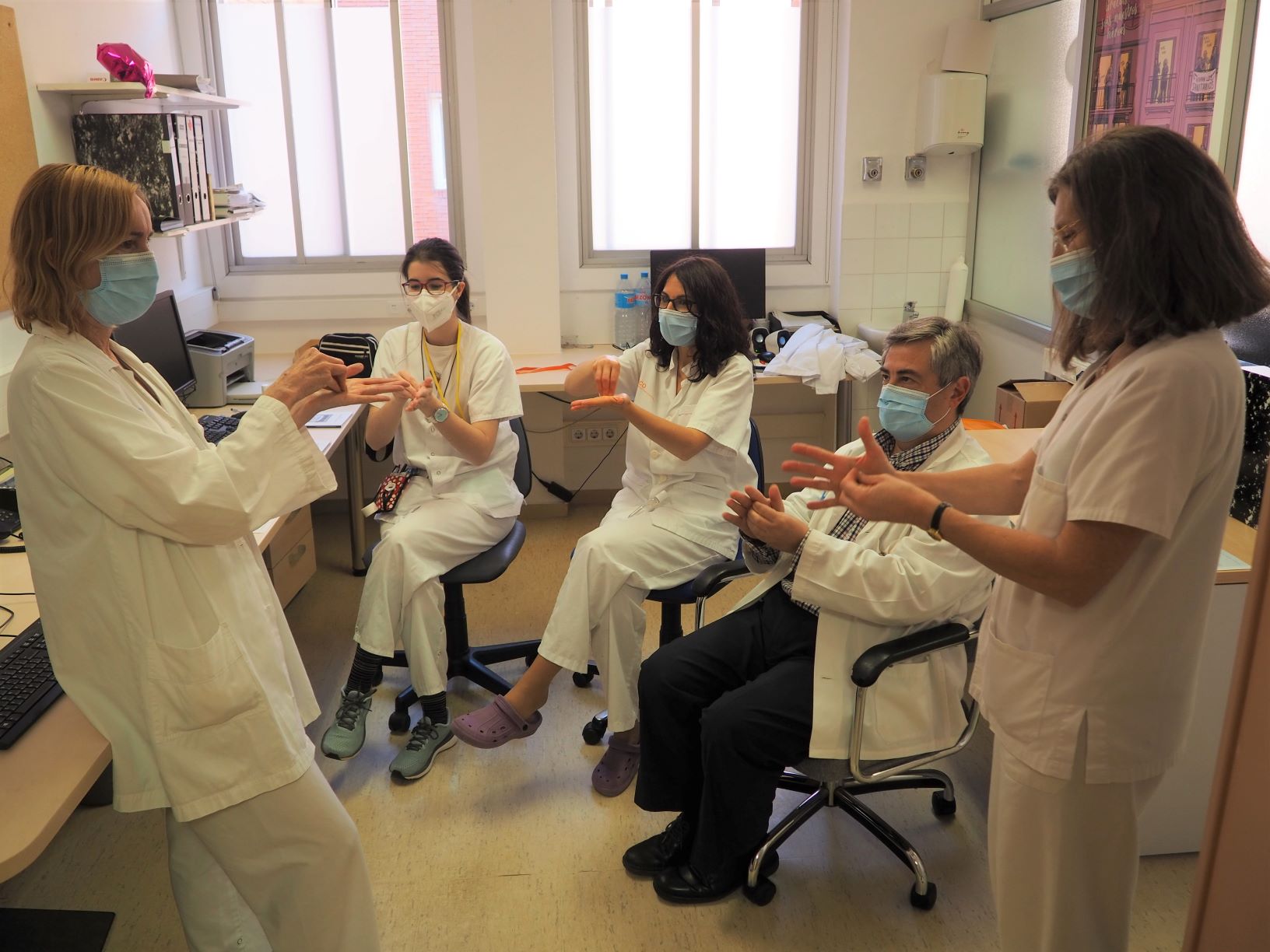 Un moment de la formació en higiene de mans a professionals del Trueta