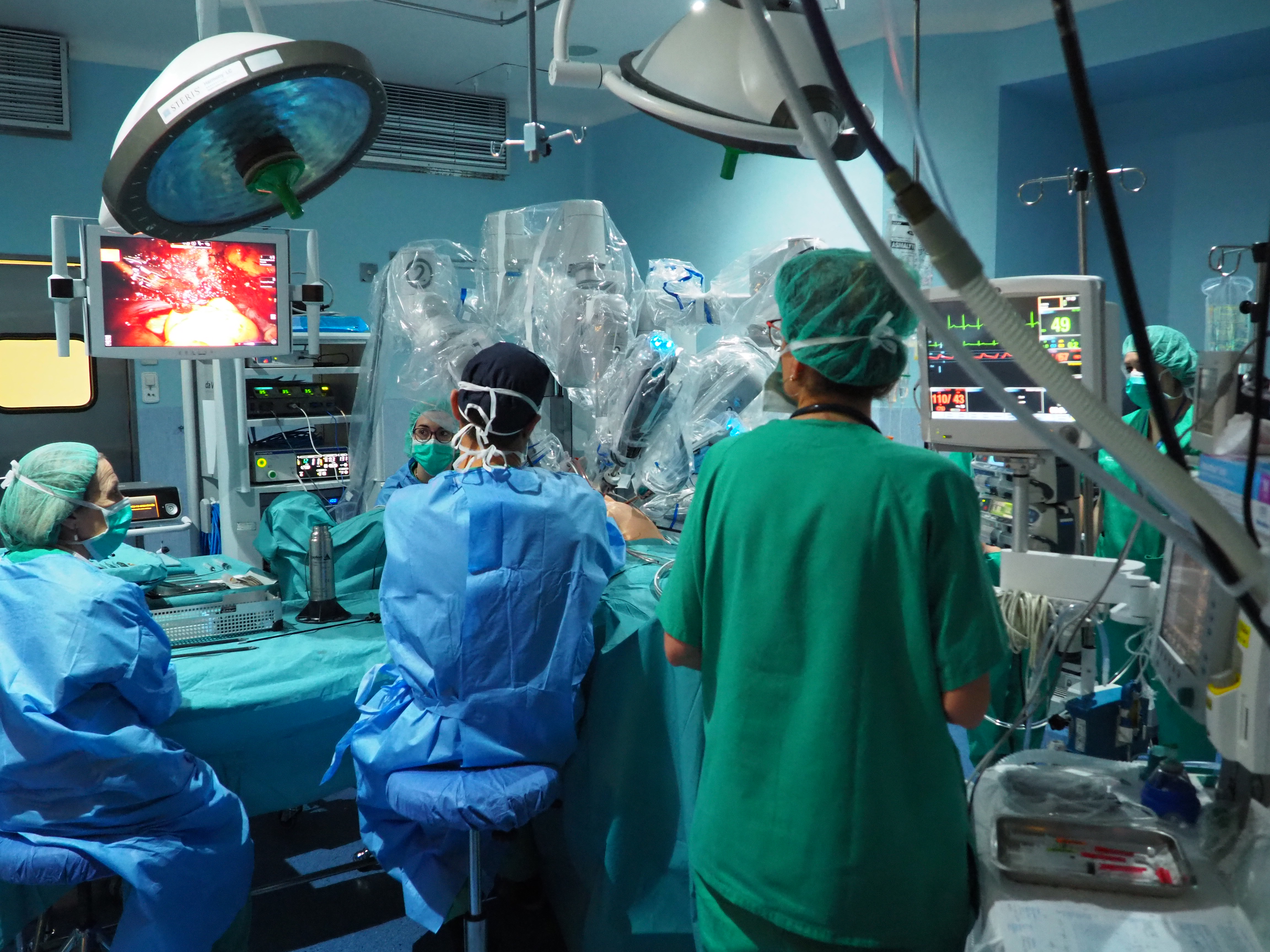 Professionals utilitzant el robot quirúrgic Da Vinci