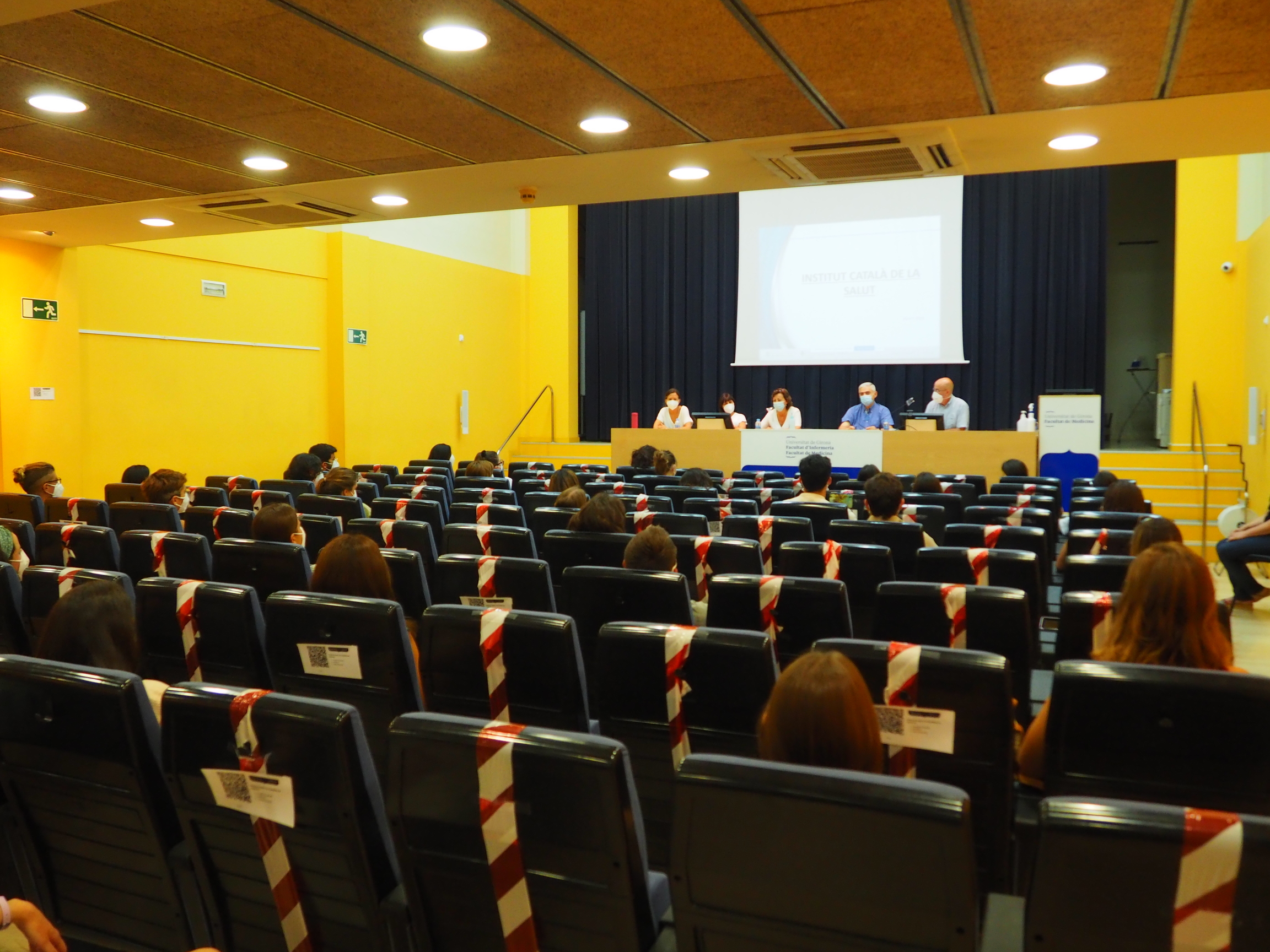 Pla frontal de l'acte de benvinguda als nous residents de làmbit d'atenció primària, fet a la sala d'actes de la Facultat de Medicina Infermeria de la UdG