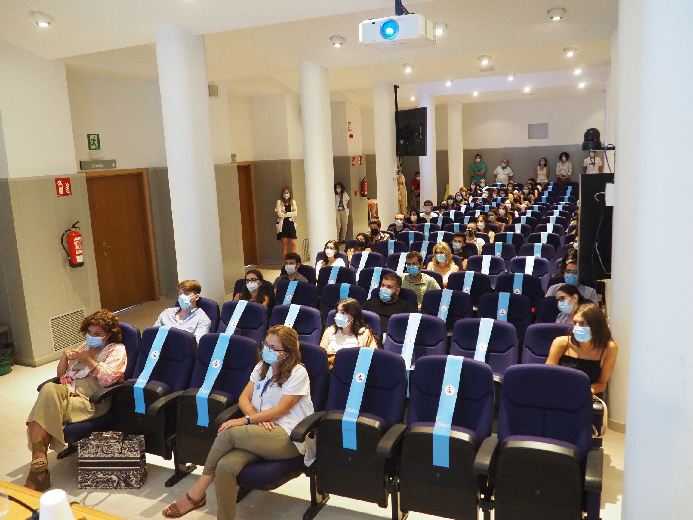 Pla frontal de l'acte de benvinguda als nous residents de l'Hospital Trueta, a la sala d'actes