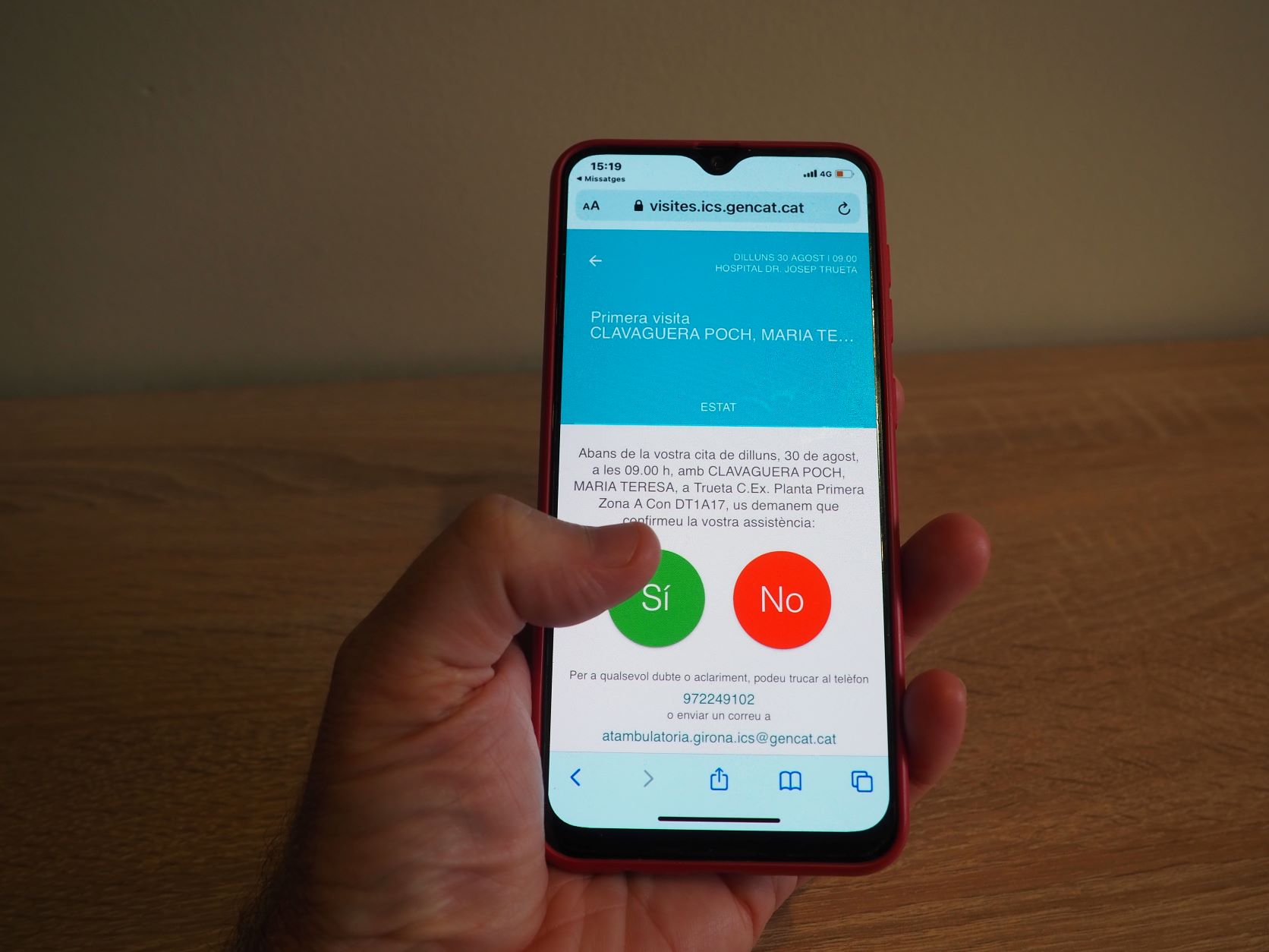 Un usuari accepta una de les citacions que ha rebut a través del telèfon mòbil
