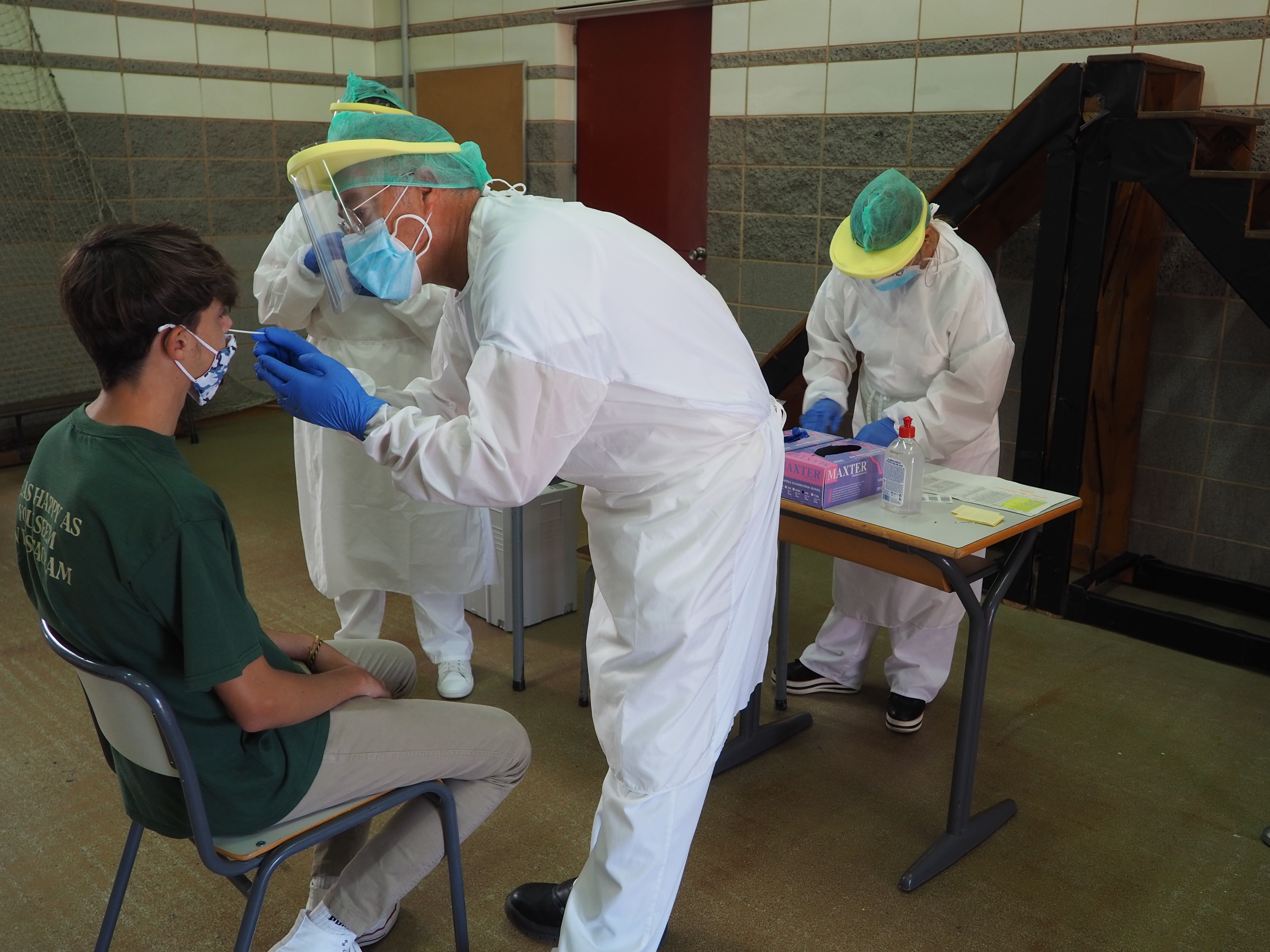 Un alumne d'una escola gironina és sotmès a una prova PCR 