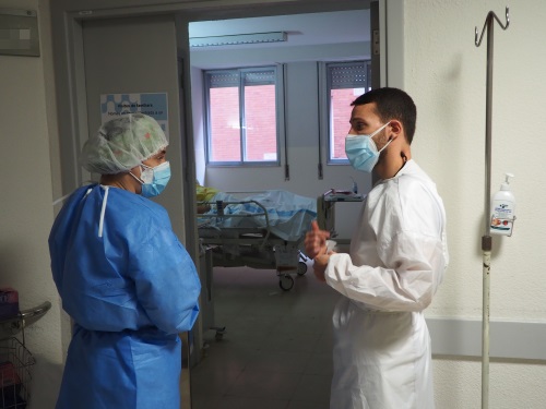 professionals sanitaris atenen a pacients Covid19 al Trueta