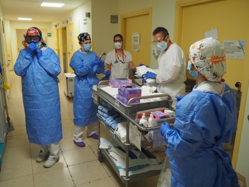 professionals sanitaris es preparen per atendre pacients al Trueta
