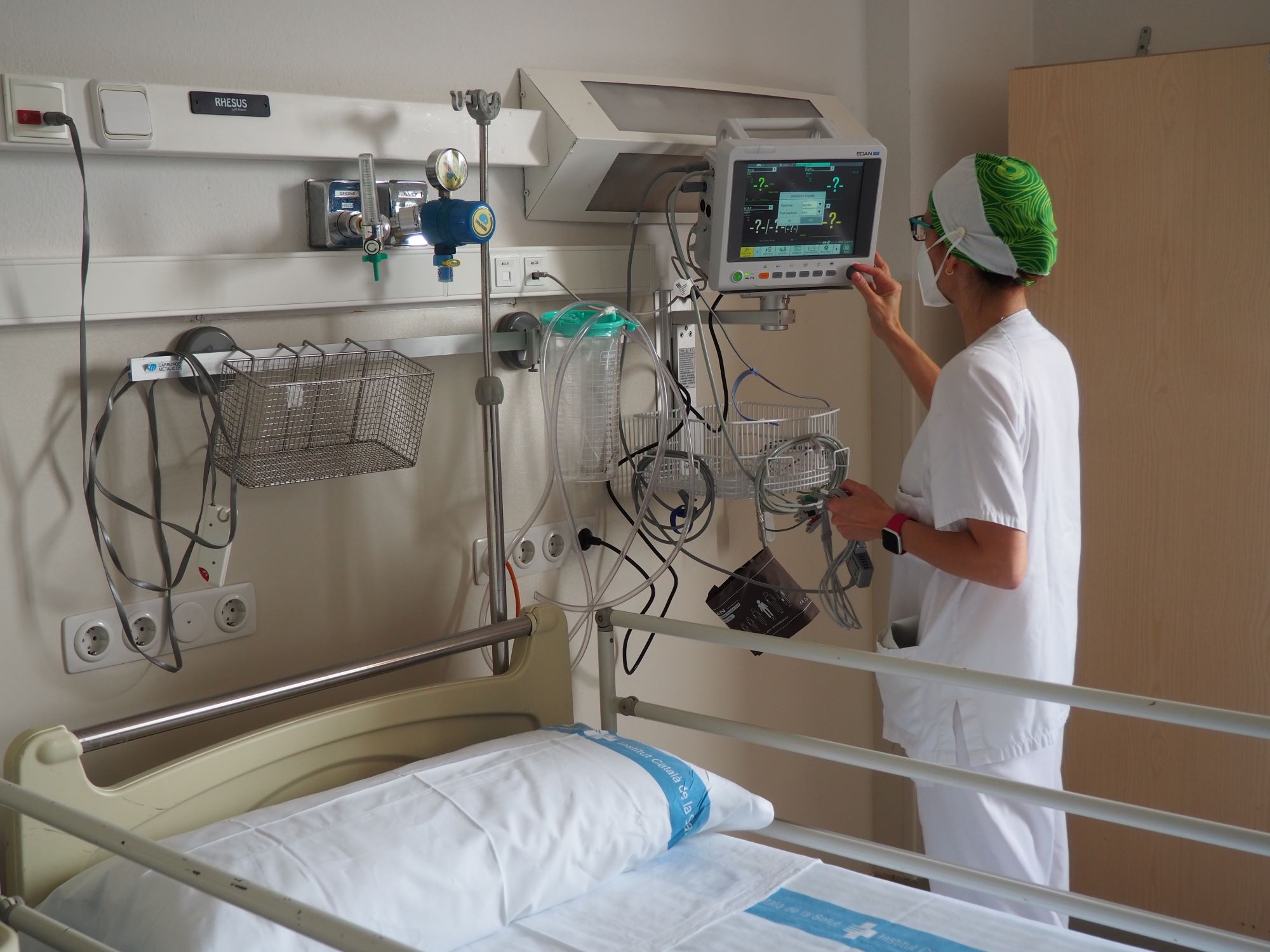 Una infermera prepara els equips de control d'un llit de la nova Unitat