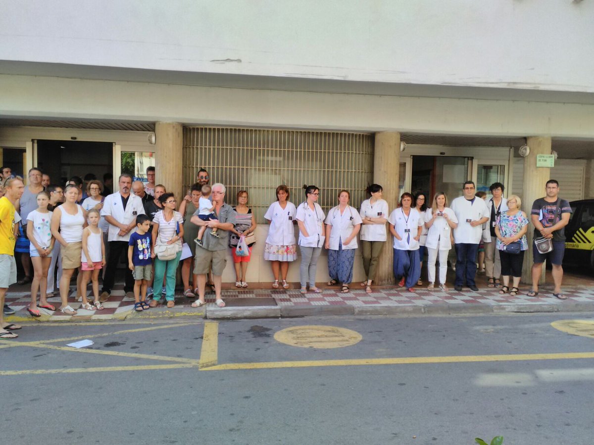 Foto en grup de professionals del CAP Pineda, fent un minut de silenci en suport a les víctimes de l'atemptat ocorregut a la Rambla de Barcelona.