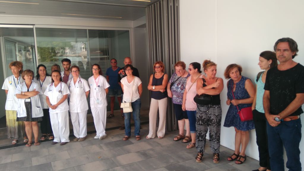 Foto en grup de professionals del CAP Platja d'Aro, fent un minut de silenci en suport a les víctimes de l'atemptat ocorregut a la Rambla de Barcelona.
