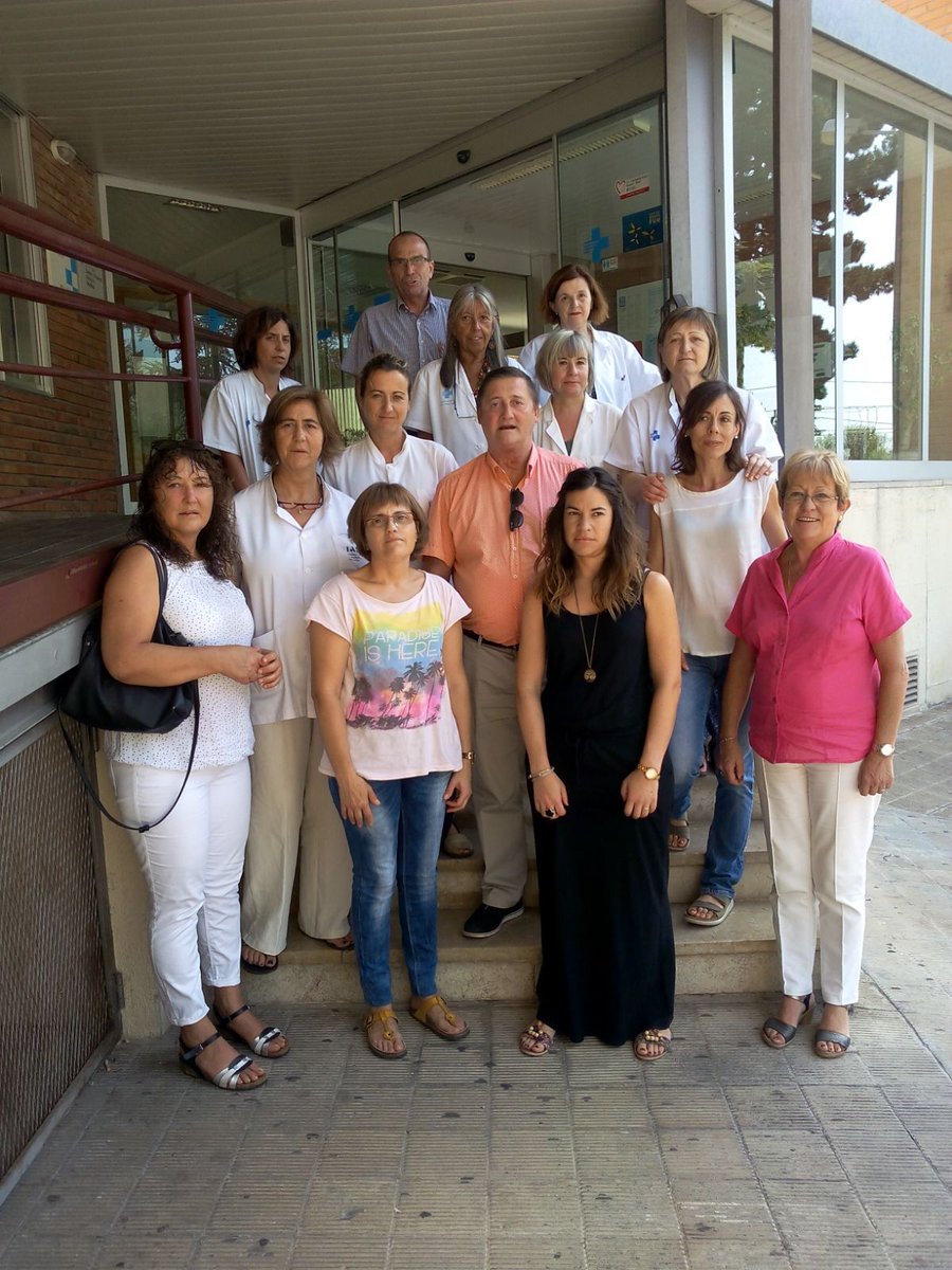 Foto en grup de professionals del CAP Ripoll, fent un minut de silenci en suport a les víctimes de l'atemptat ocorregut a la Rambla de Barcelona.